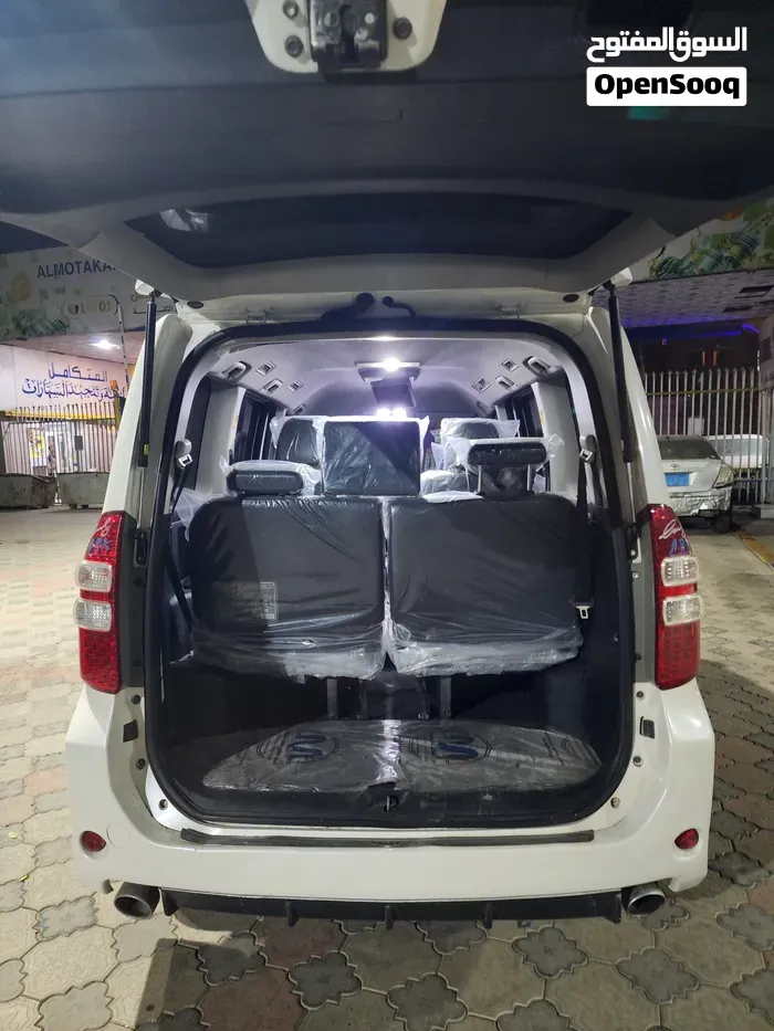 Toyota Voxy 2010 photo 2