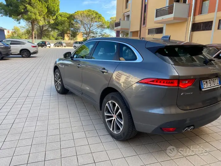 Jaguar F-Pace 2018 photo 2