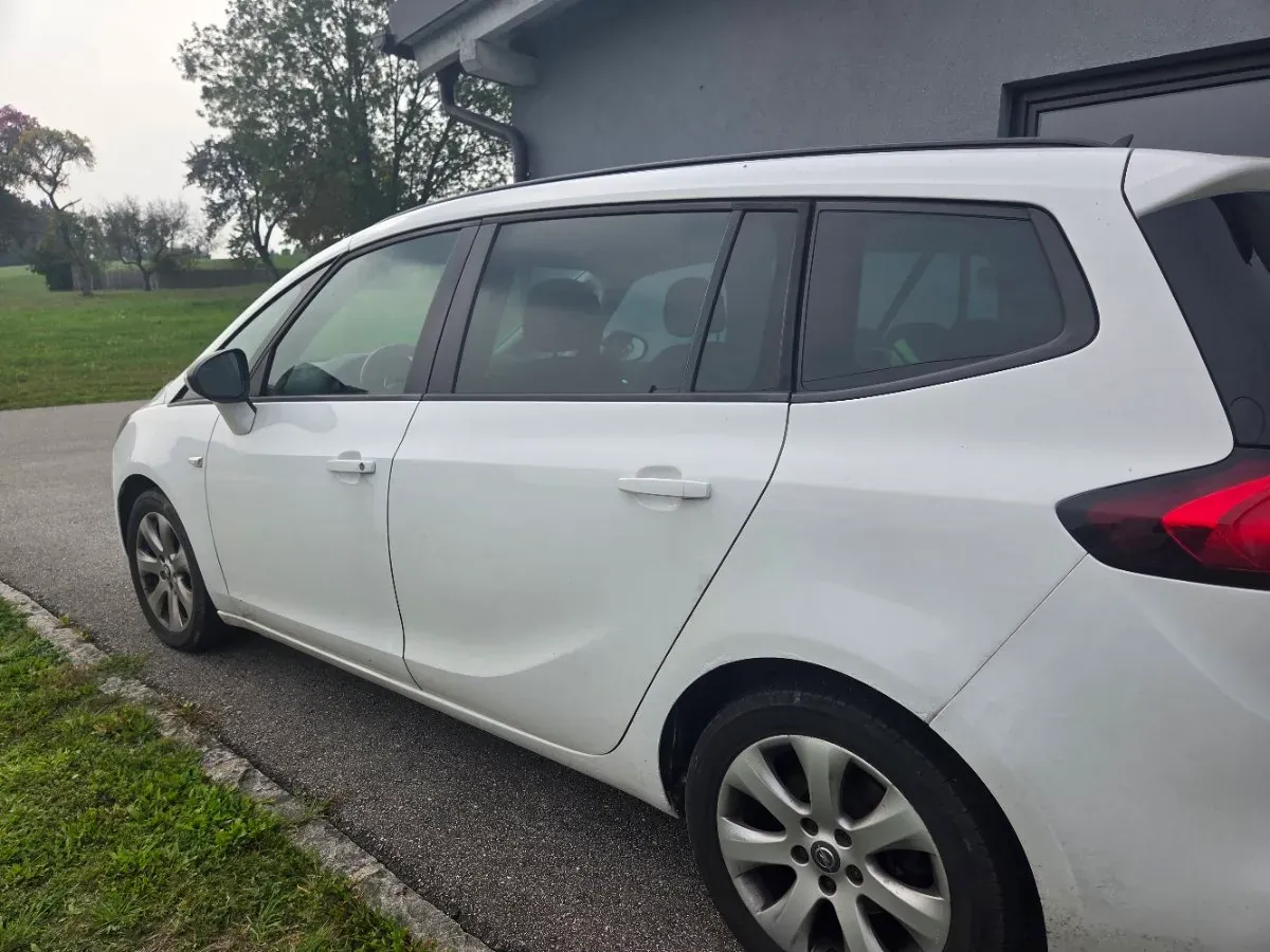 Opel Zafira 2013 photo 2