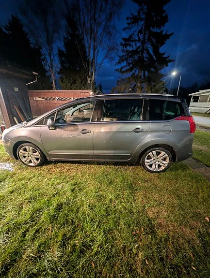 Peugeot 5008 2011 photo 2