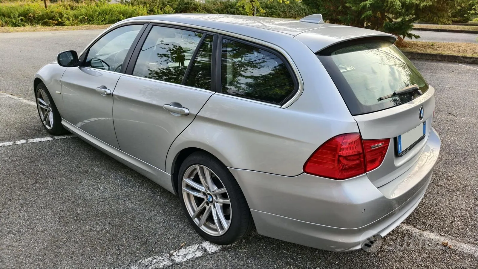BMW 3 Series 2011 photo 2