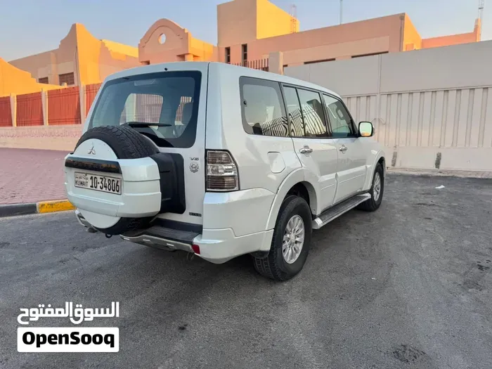 Mitsubishi Pajero 2010 photo 4