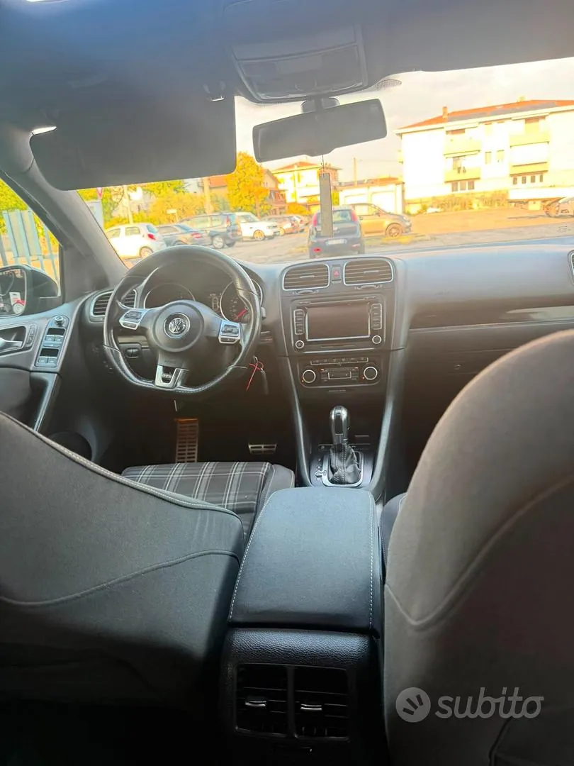 Volkswagen Golf 2011 photo 2
