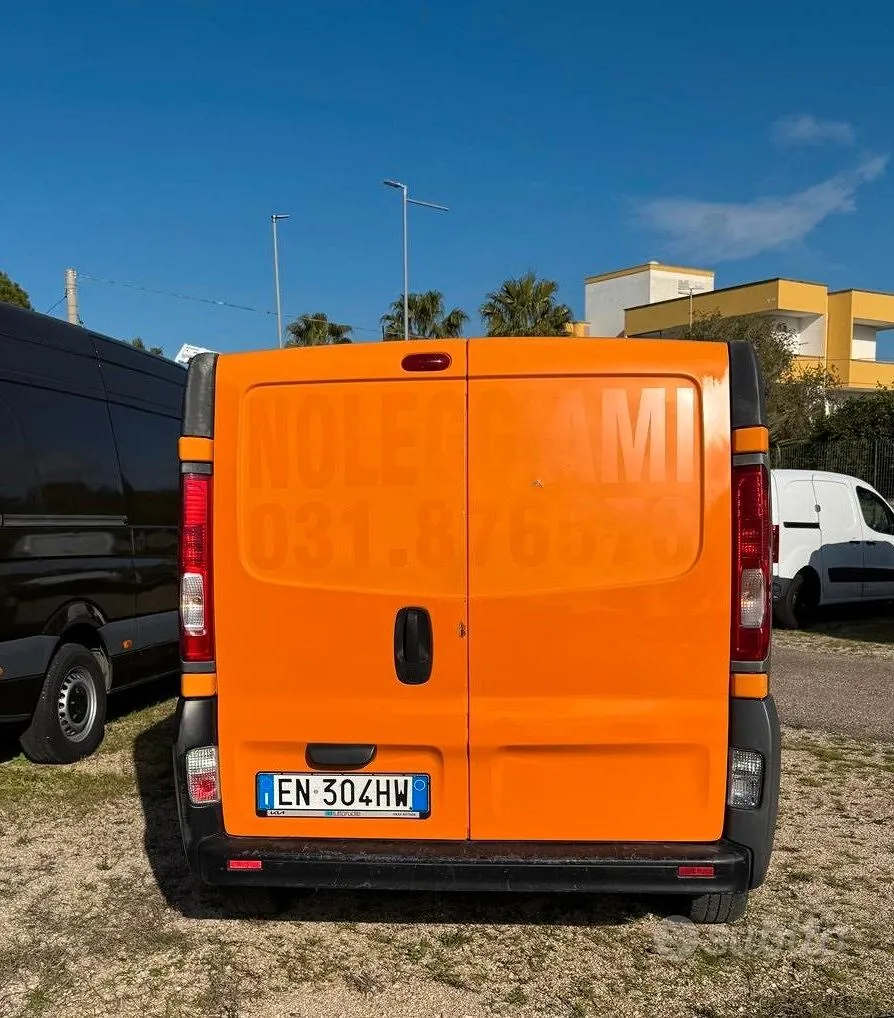 Renault Trafic 2012 photo 2