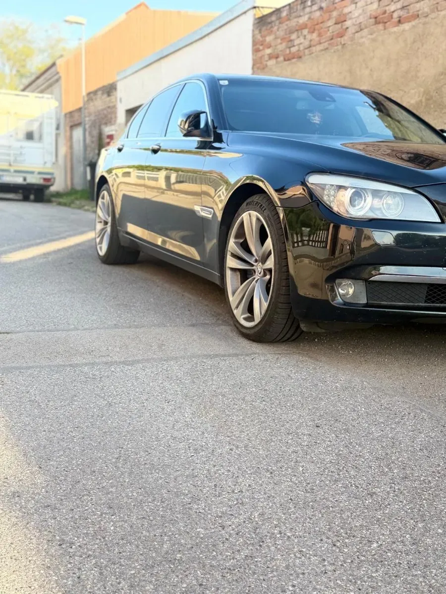 BMW 7 Series 2010 photo 2
