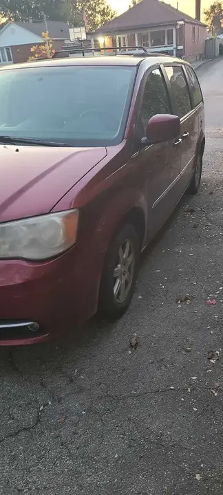 Chrysler Town And Country 2011 photo 2