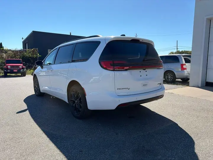 Chrysler Pacifica 2026 photo 5