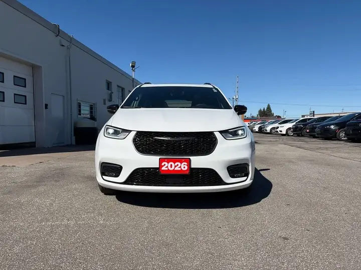 Chrysler Pacifica 2026 photo 2