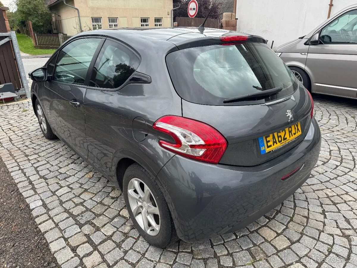 Peugeot 208 photo 3