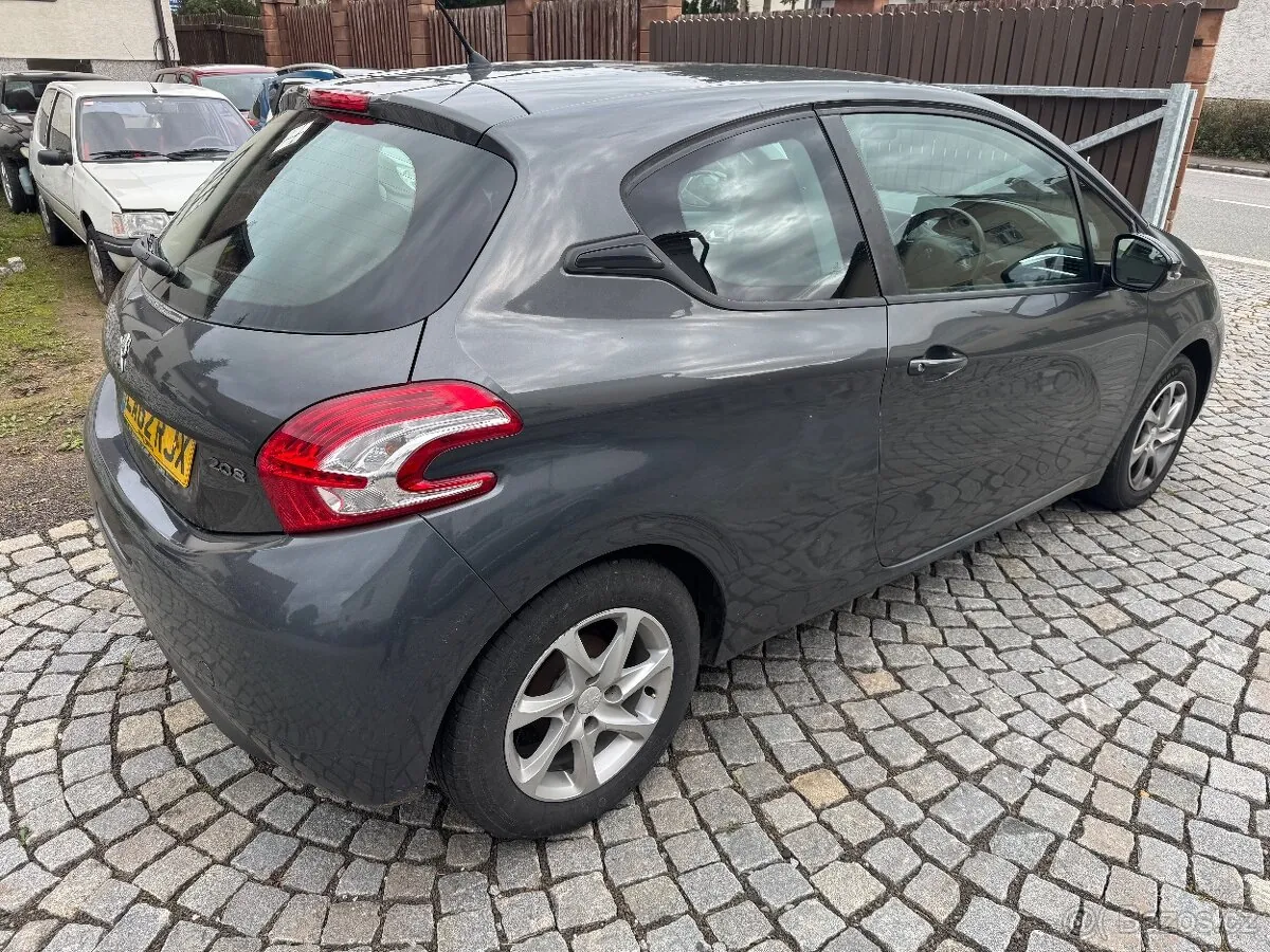 Peugeot 208 photo 2