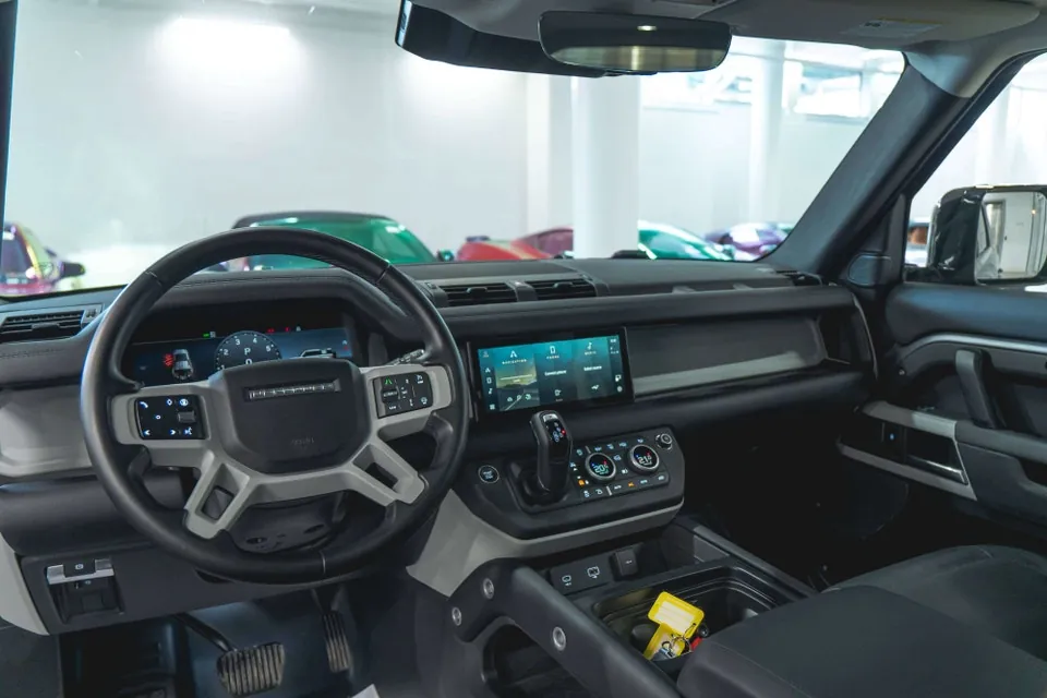Land Rover Defender 2024 photo 2