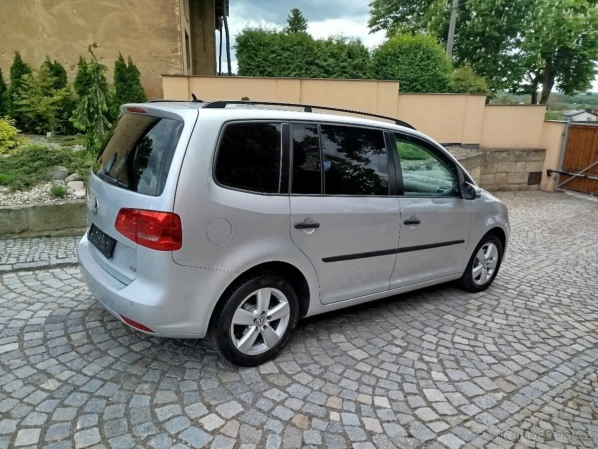 Volkswagen Touran 2011 photo 4