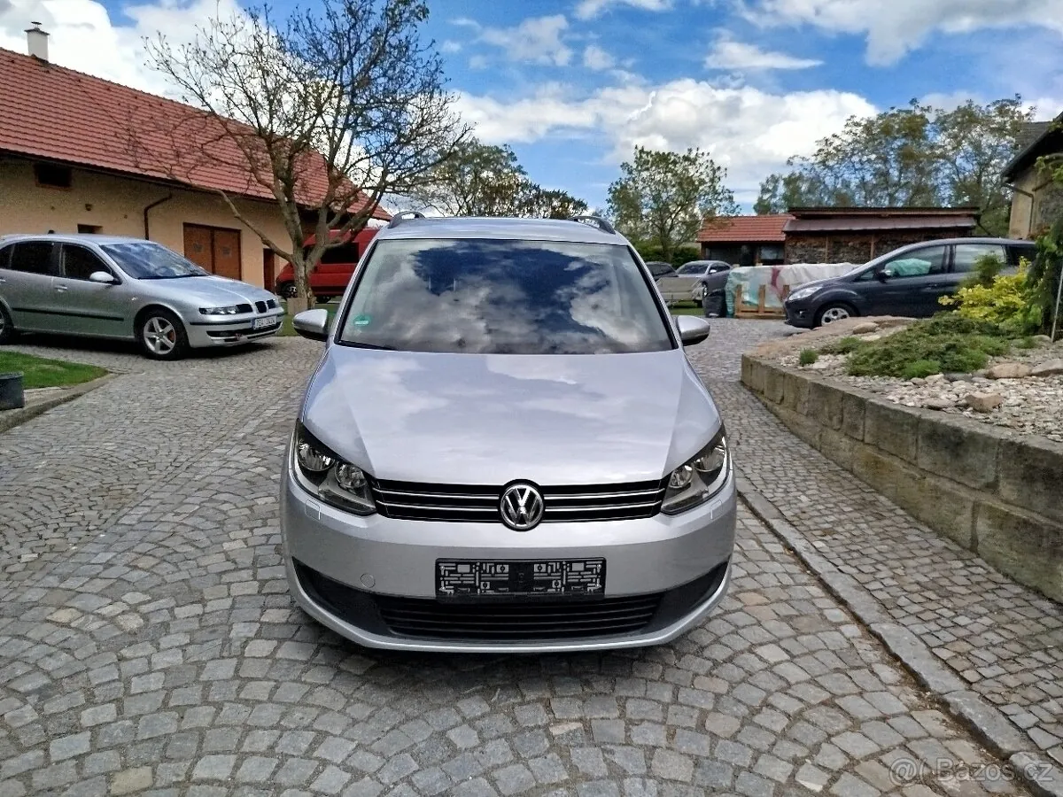 Volkswagen Touran 2011 photo 2