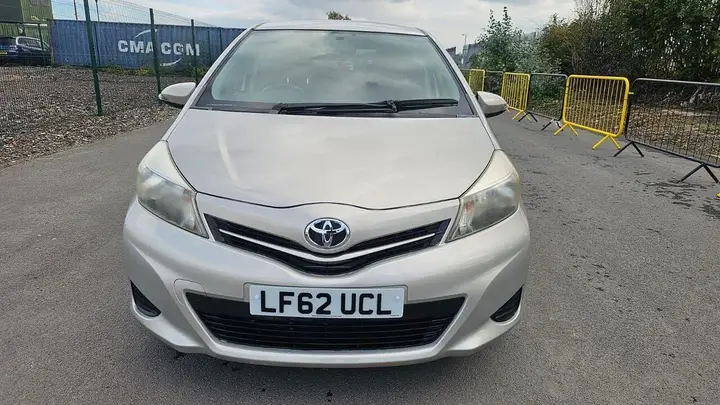 Toyota Yaris 2013 photo 2