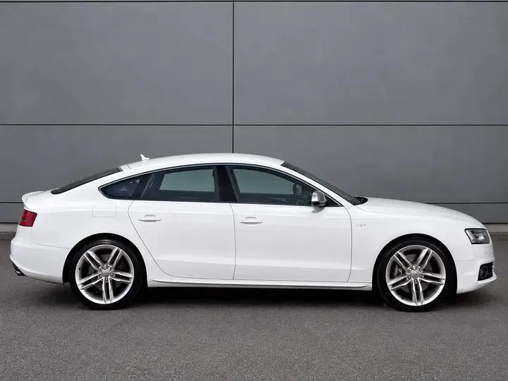 Audi S5 2010 photo 2