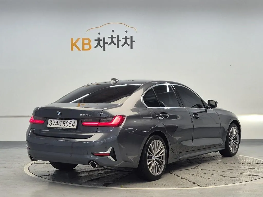BMW 3 Series 2022 photo 3