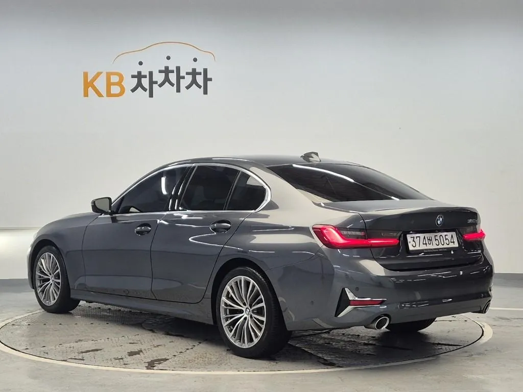 BMW 3 Series 2022 photo 2
