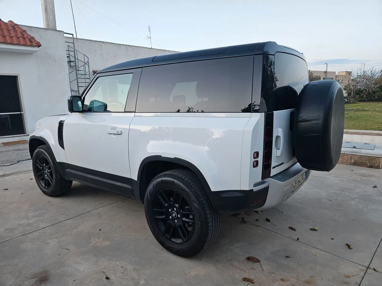 Land Rover Defender 2022 photo 2