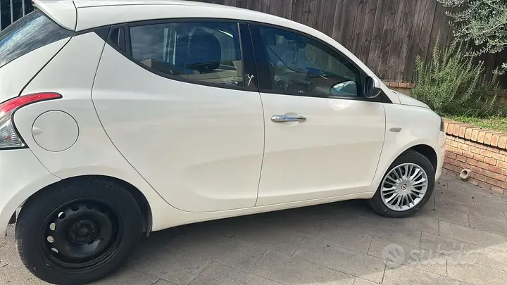 Lancia Ypsilon 2011 photo 2