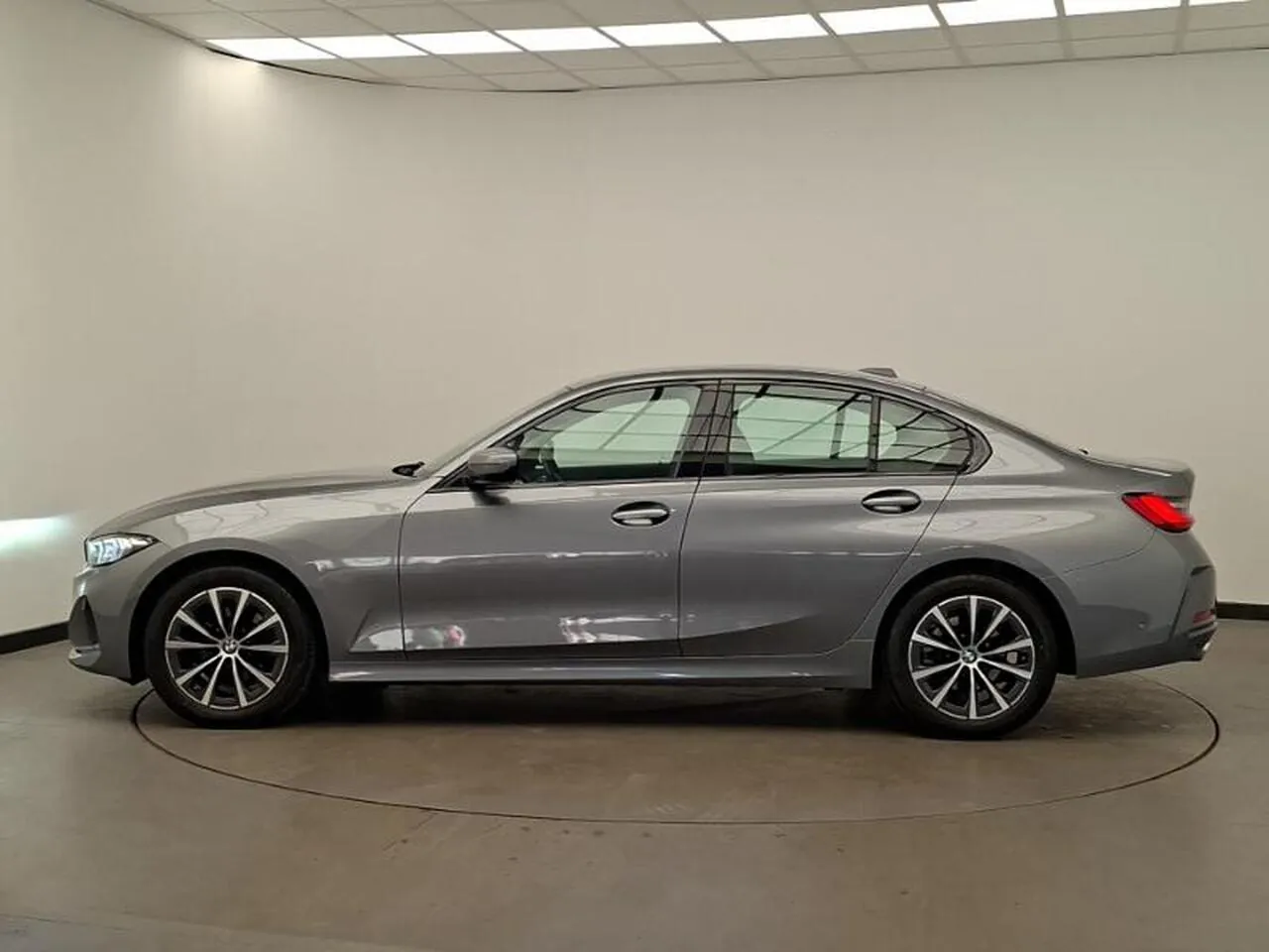 BMW 3 Series 2024 photo 4
