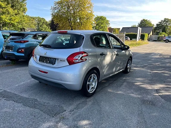 Peugeot 208 2012 photo 4