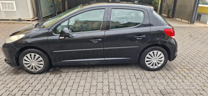Peugeot 207 2010 photo 2