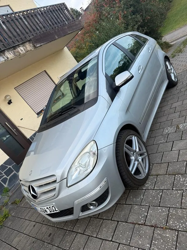 Mercedes-Benz B180