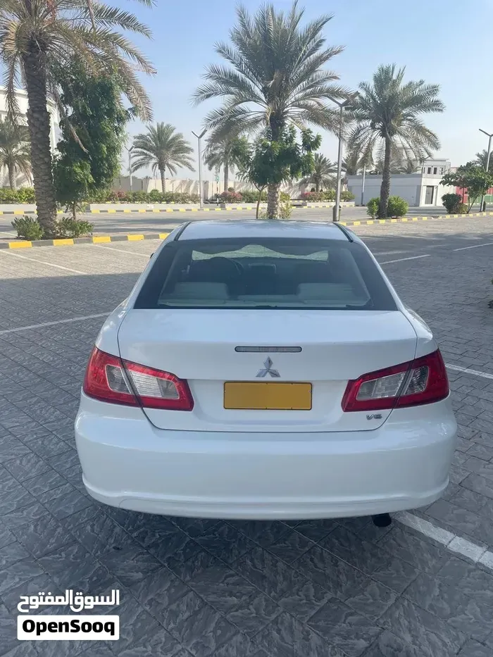 Mitsubishi Galant 2011 photo 3