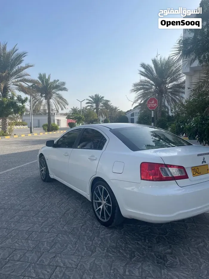 Mitsubishi Galant 2011 photo 2