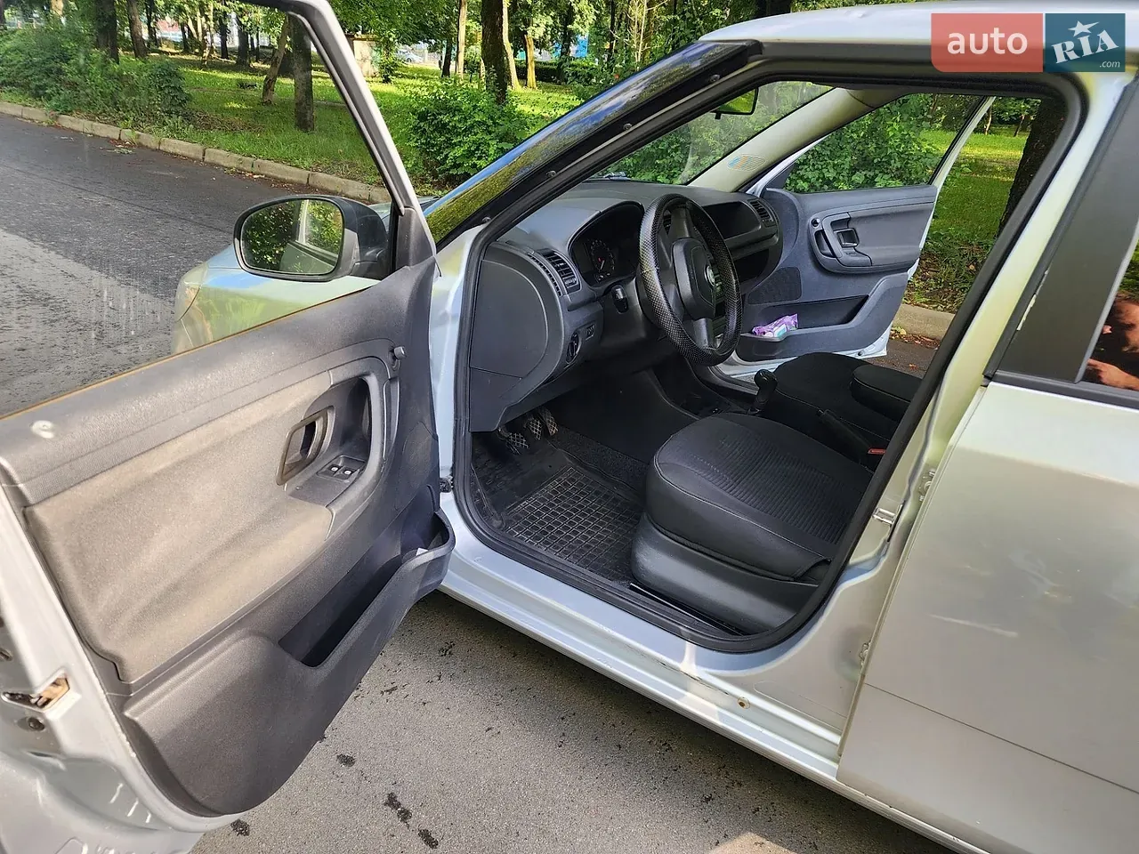 Skoda Fabia 2010 photo 2