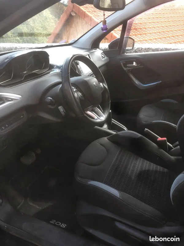 Peugeot 208 2012 photo 3