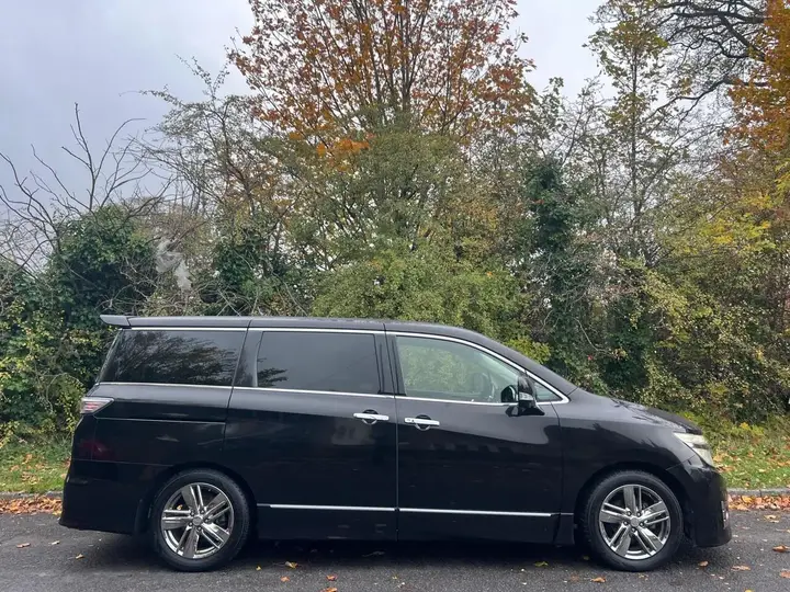Nissan Elgrand 2013 photo 2