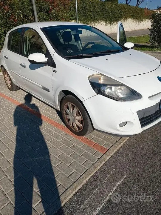 Renault Clio 2011 photo 2