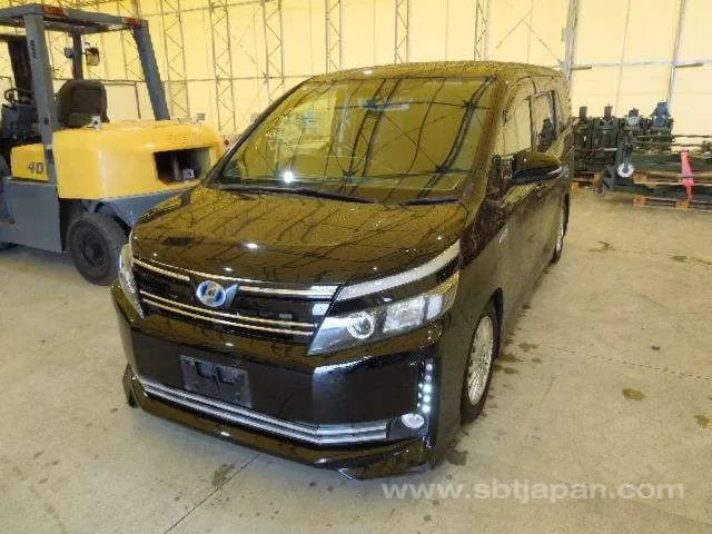 Toyota Voxy 2015 photo 2