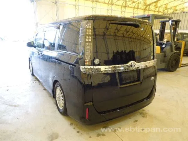Toyota Voxy 2015 photo 3