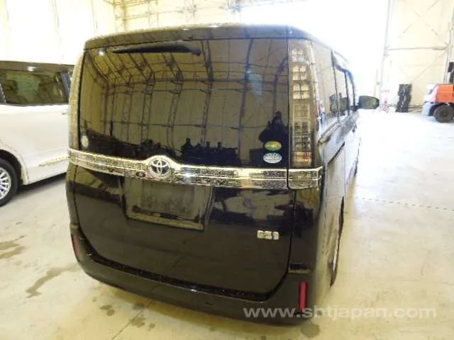 Toyota Voxy 2015 photo 4