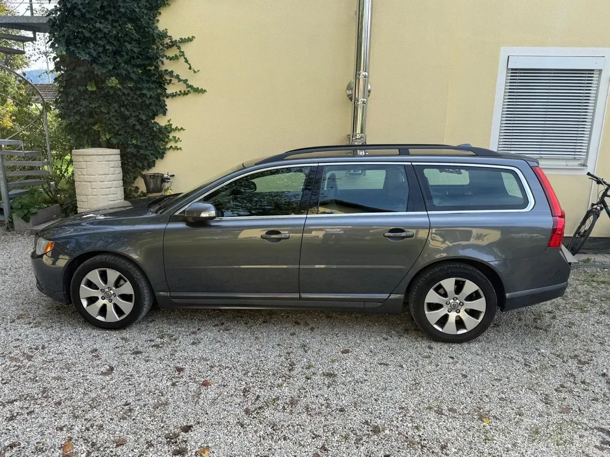 Volvo V70 2009 photo 2