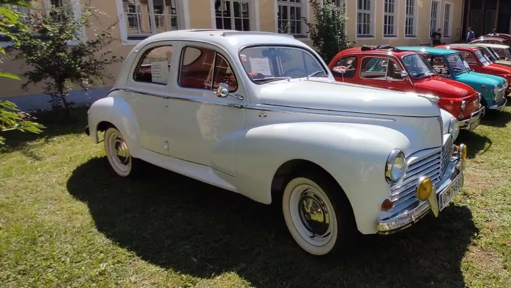 Peugeot 203 1958 photo 2