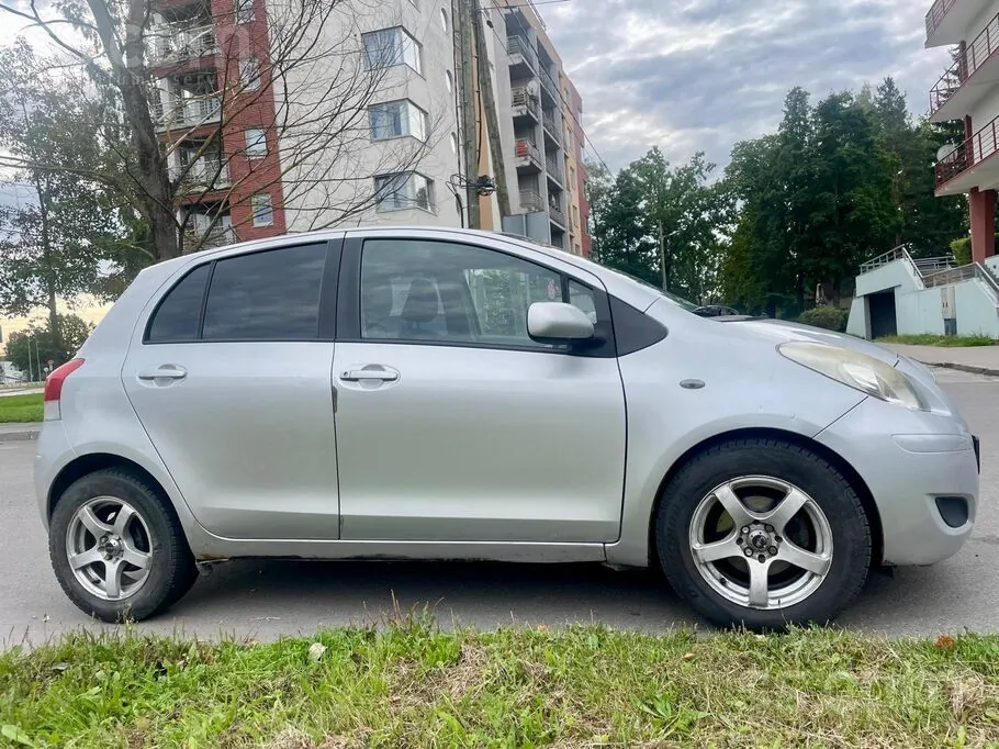 Toyota Yaris 2009 photo 2