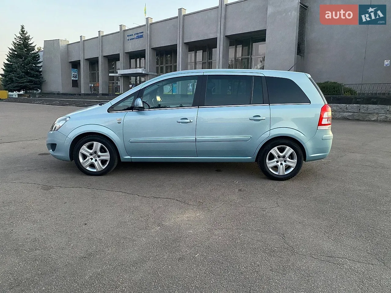 Opel Zafira 2010 photo 2