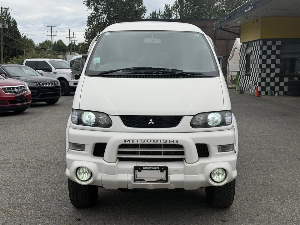 Mitsubishi Delica 2004 photo 2