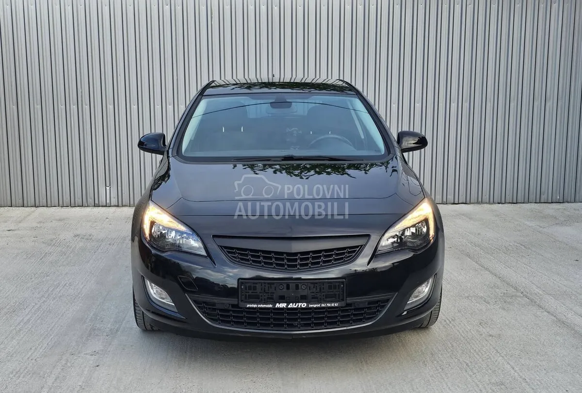 Opel Astra J 2010 photo 2