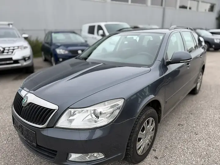 Skoda Octavia Combi 2012 photo 2