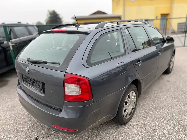 Skoda Octavia Combi 2012 photo 3