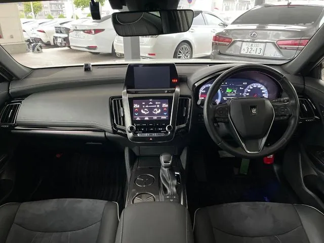 Toyota Crown 2019 photo 2