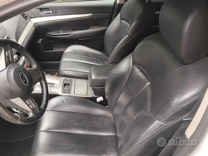 Subaru Legacy 2010 photo 2