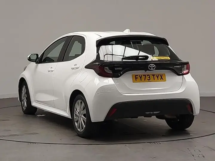 Toyota Yaris 2023 photo 2