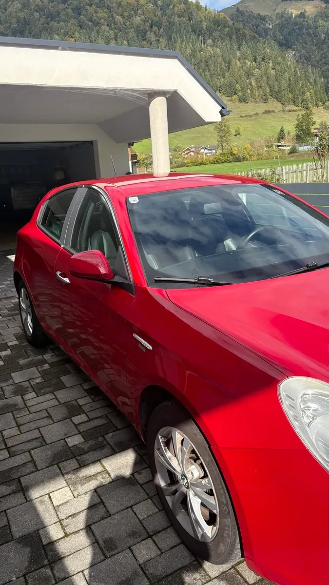 Alfa Romeo Giulietta 2011 photo 2