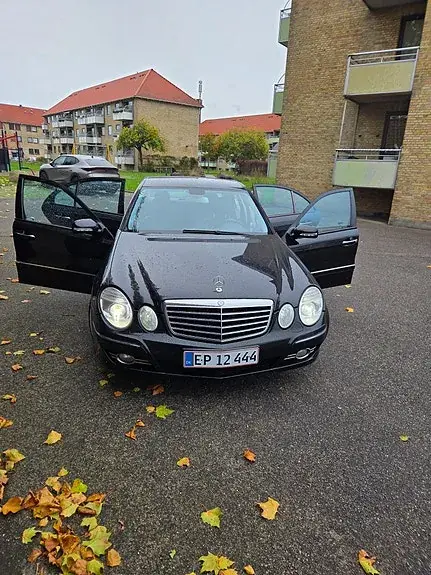 Mercedes-Benz E 320 2006 photo 2