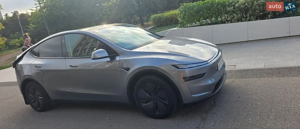 Tesla Model Y 2025 photo 4